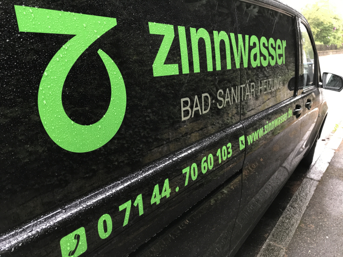 Ein sonniger Strand mit kristallklarem Wasser, Palmen und bunten Liegestühlen. Ein perfekter Ort zum Entspannen und Genießen.