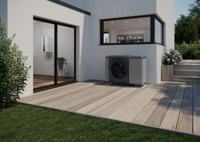 image_manager__BTM1_s6-2 Ein sonniger Strand mit türkisem Wasser, Palmen und einem einsamen Liegestuhl.