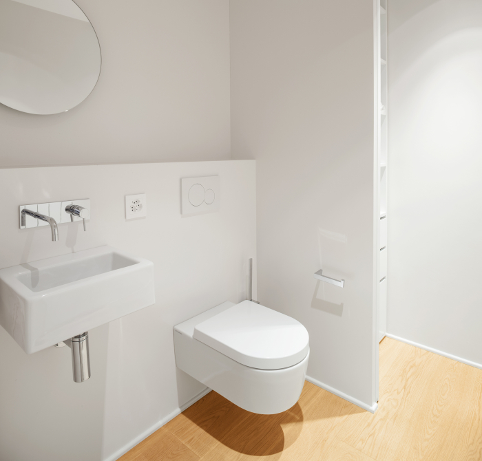 image_manager__BTM1_umbau_wc_platz Ein modernes Badezimmer mit einem renovierten Waschbecken und WC in einem eleganten Design.