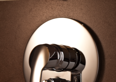 Moderne Badewannenarmatur mit chromglänzendem Finish und klaren Linien. Einhebel-Design für einfache Bedienung.