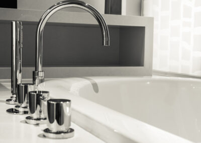 Eine moderne Badewannenarmatur in Chromoptik mit einem schlanken, eleganten Design.