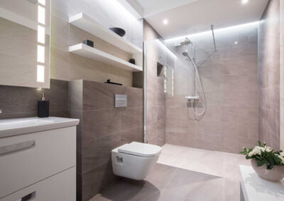 Ein entspannender Badewannenbereich mit Kerzen und Pflanzen in einem stilvollen Badezimmer.