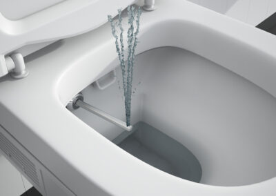 Ein modernes Dusch-WC mit integriertem Bidet und automatischer Spülung in einem Badezimmer.