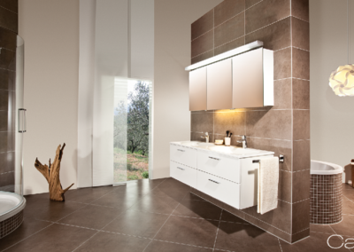 Ein stilvolles Designobjekt für das Badezimmer: eine elegante, moderne Wasserhahnarmatur in glänzendem Chrom.