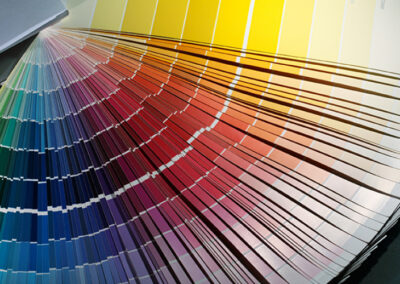 Ein kunstvolles Gemälde mit abstrakten Formen in kräftigen Farben auf weißem Hintergrund.