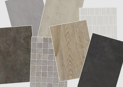 Ein Sortiment von verschiedenen Fliesen in verschiedenen Farben und Mustern auf einem Holztisch.