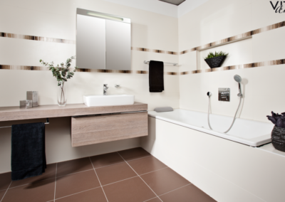 Ein Retroauto in Pastellfarben vor einem blauen Himmel.