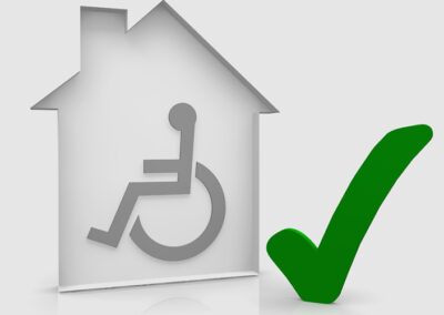 Ein modernes Badezimmer mit barrierefreier Dusche, Haltegriffen und rutschfestem Boden.