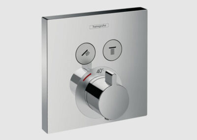 Ein Glas Wasser wird durch Druck auf einen Knopf aus einem Spender gefüllt.