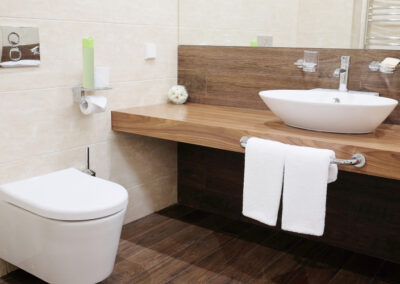 Ein weißer WC-Platz mit blauer Wand und Toilettenpapierhalter.