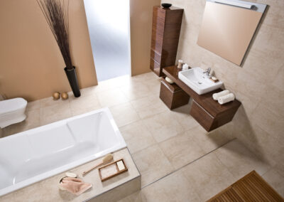 Ein entspannender Raum mit bequemen Sesseln, grünen Pflanzen und warmem Licht. Gemütliche Wohlfühlzone.